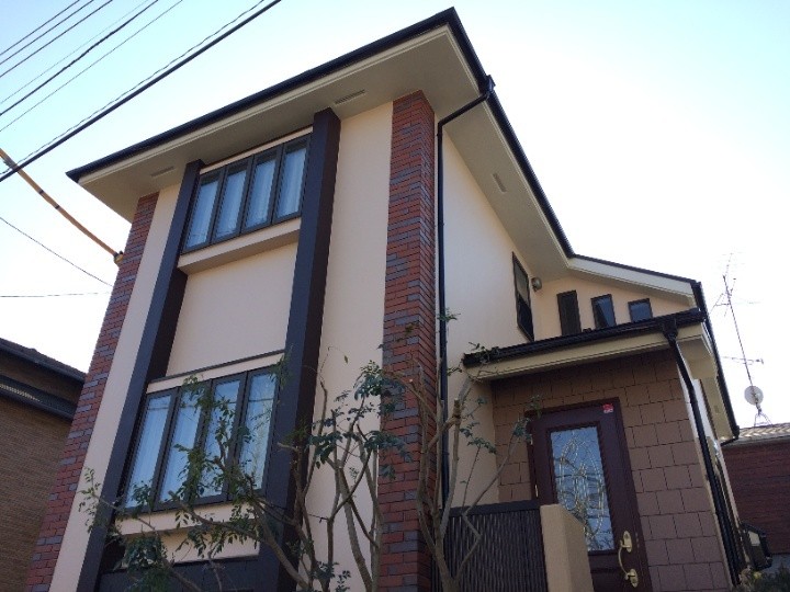 外壁と屋根にパーフェクトトップとサーモアイ４Ｆを用いて塗装工事した後の住居