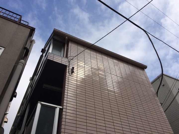 パーフェクトトップを用いてコンクリート外壁に塗装工事した後のマンション