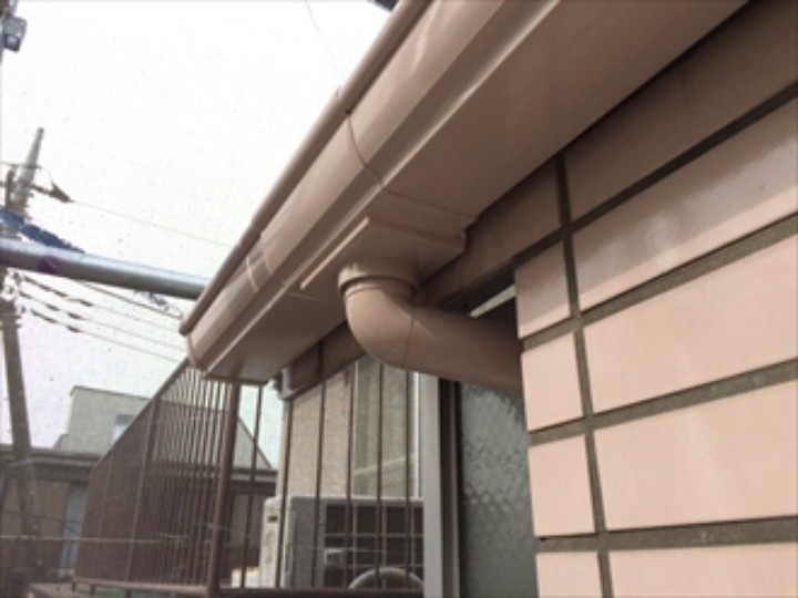 パイプスペースの扉を塗装