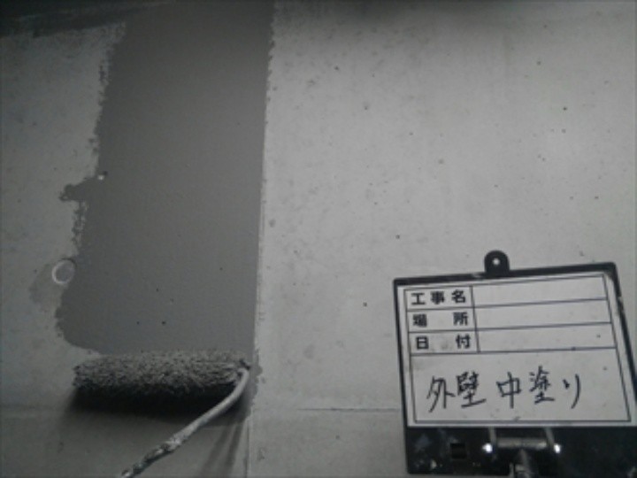 外壁の塗装工事（中塗り）