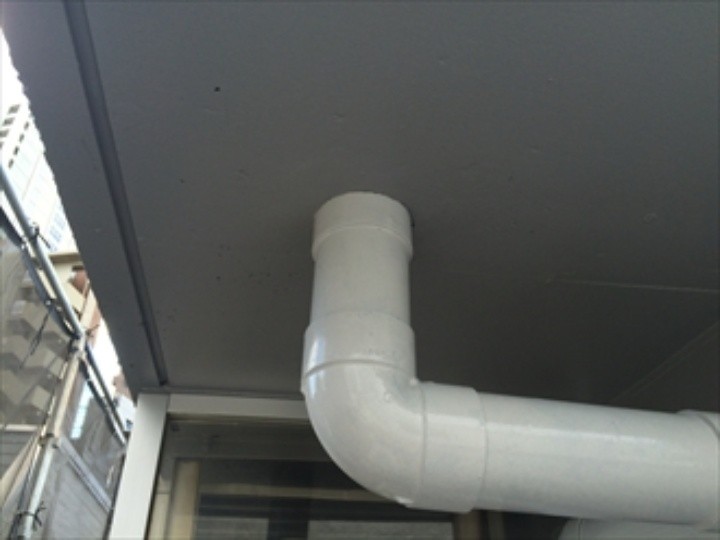 雨樋の塗装作業