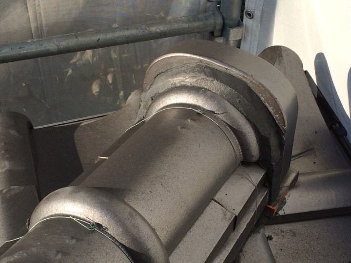 鬼瓦裏側の漆喰詰め直し