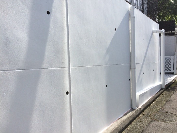 IPヨウヘキコートで仕上げ塗り後の擁壁