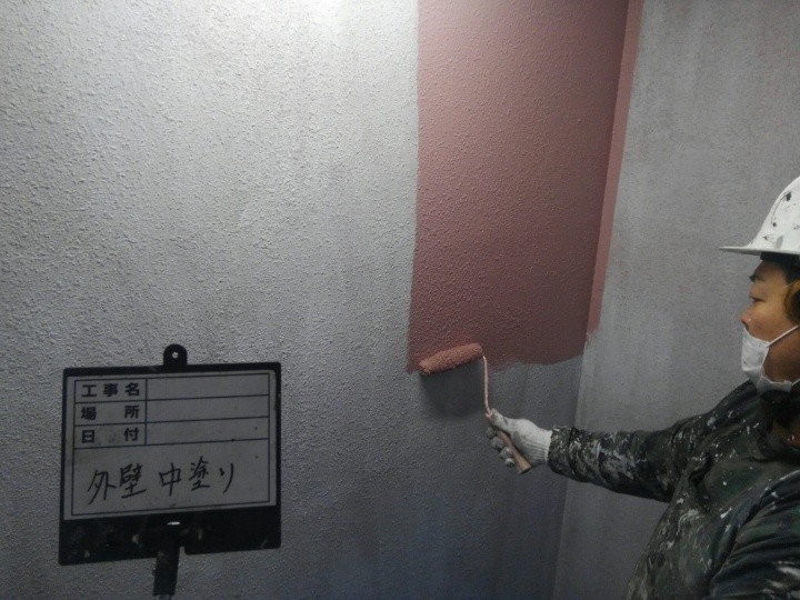 コンクリート壁の中塗り