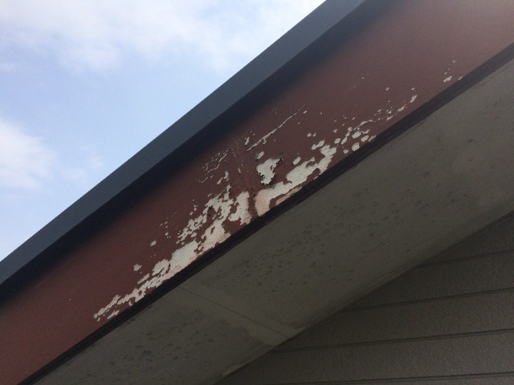 風板の塗膜の剥がれ