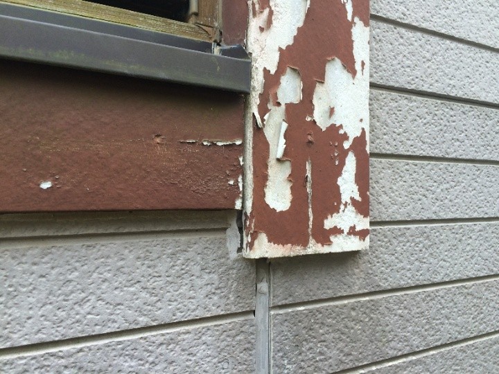 窓まわり（化粧板）の塗膜が剥がれた状態