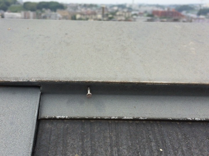棟板金の釘が浮いた状態