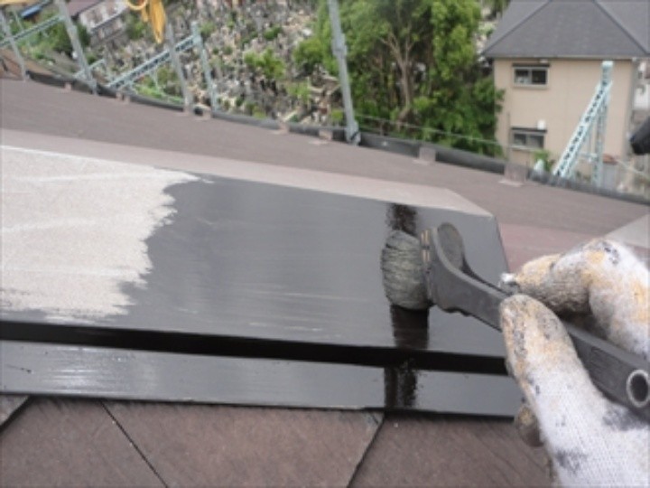 棟板金に錆止めを塗布