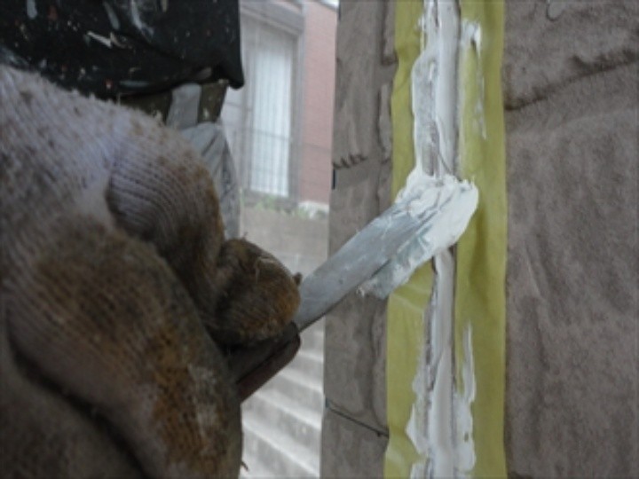 コーキングの充填後に整える作業