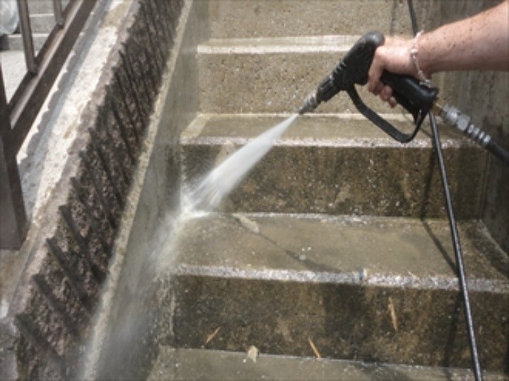 階段の高圧洗浄