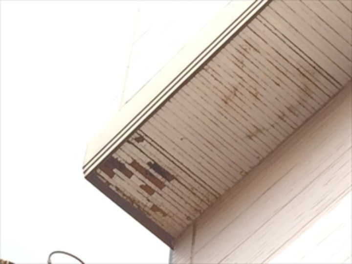 染みが目立つバルコニーの天井部分