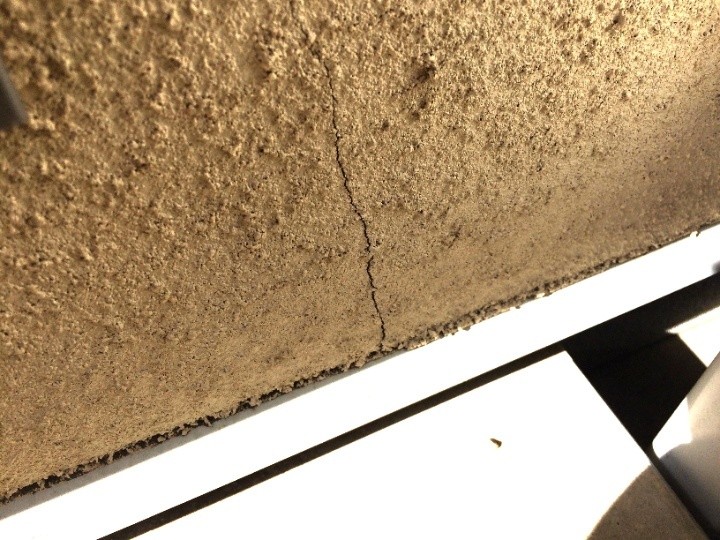 外壁のひび割れ