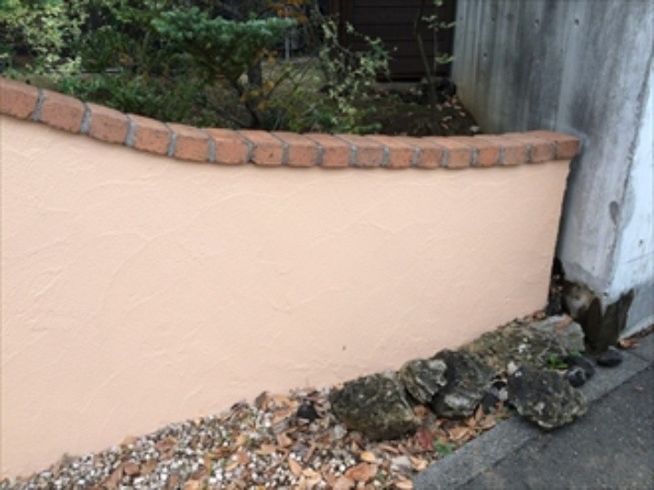 エラストコートのライトベースを用いた擁壁塗装工事（上塗り）