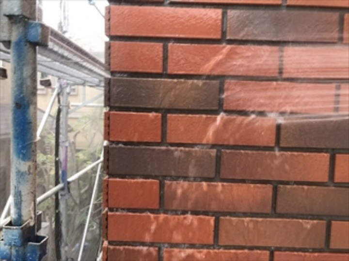 タイルと目地を水で洗浄