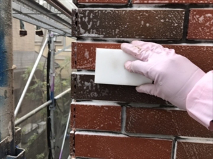 タイルと目地の汚れは専用洗剤「万能クリーナーA6」を使用