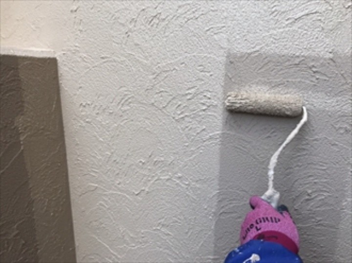 擁壁塗装工事する作業風景