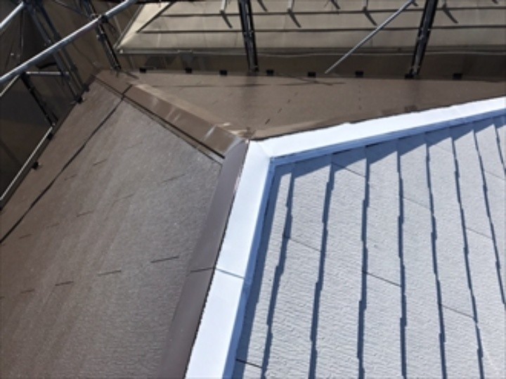 屋根の中塗り作業風景