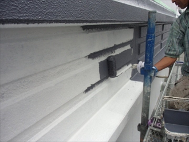 外壁の中塗り作業