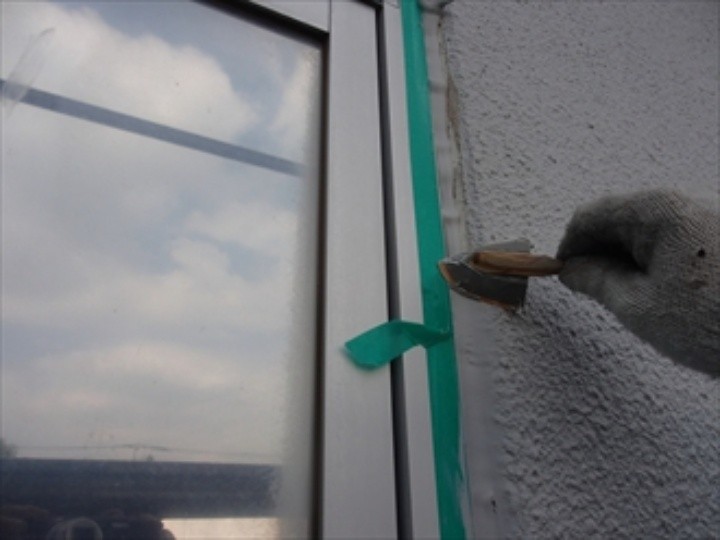 充填した新しいシール材を専用のコテで表面を整える