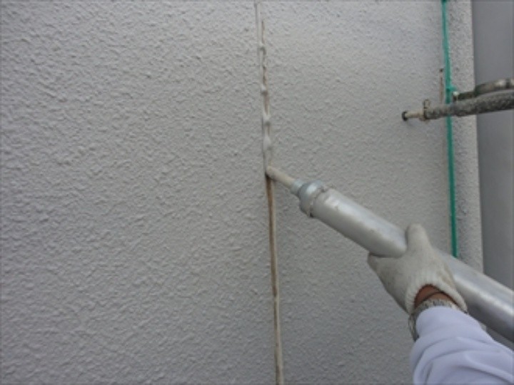 新しいシーリング材を充填