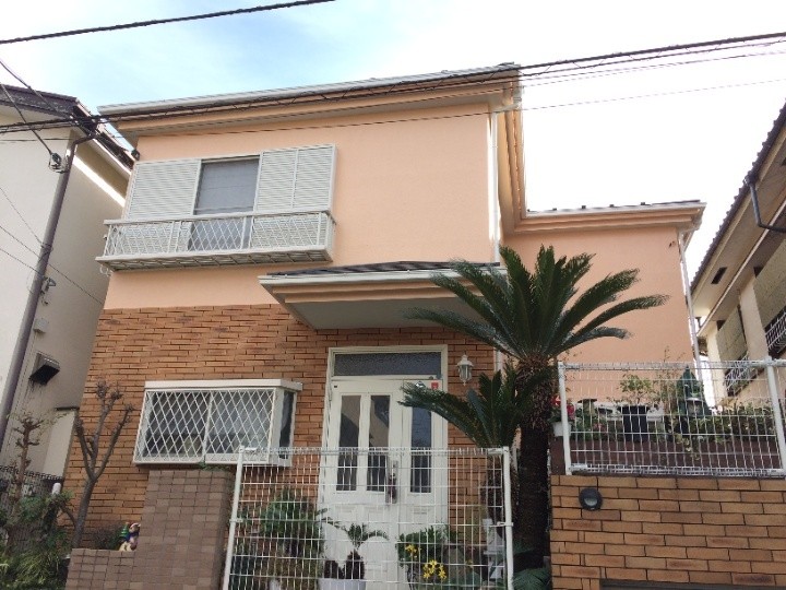 屋根と外壁にパーフェクトシリーズを用いた塗装工事が完工したお住まいの外観