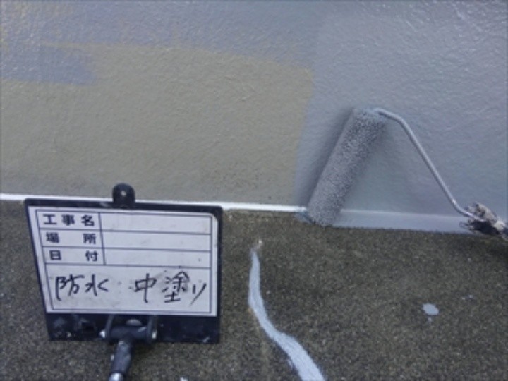 陸屋根の塗装工事（中塗り）