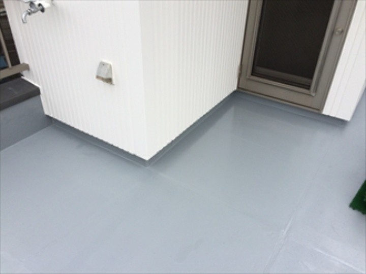 陸屋根の塗装工事が完了した状態