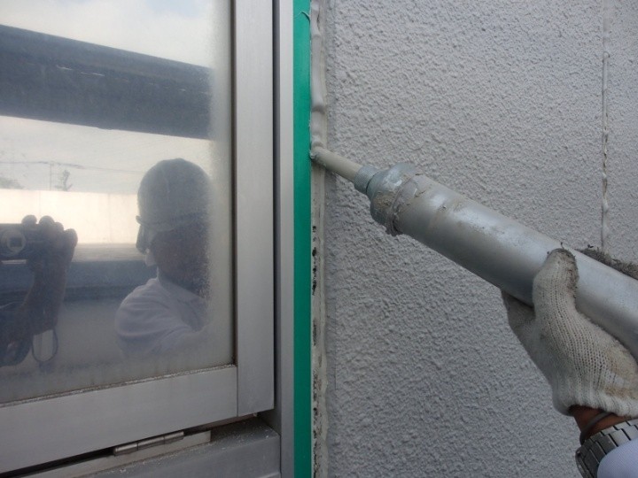 サッシまわりにシーリング材を充填