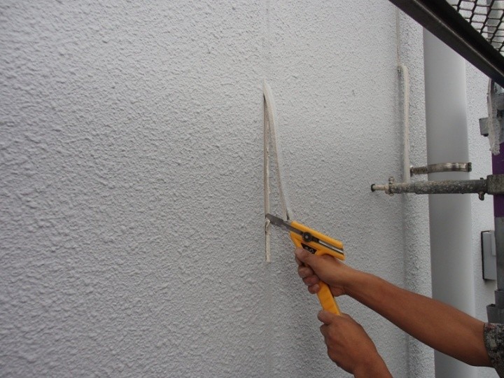 カッターで既存のシール材を撤去