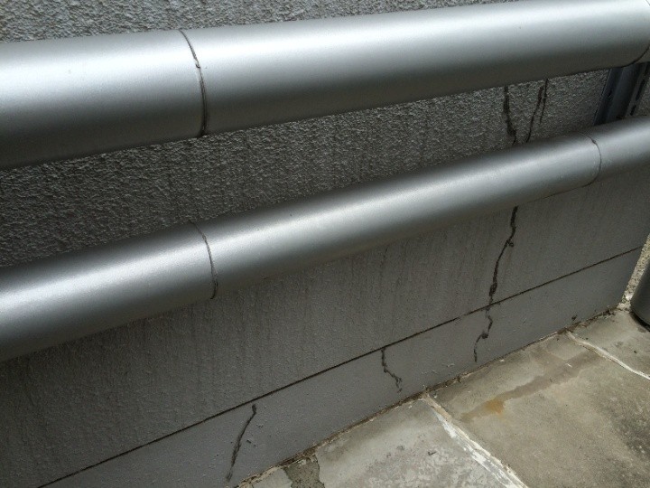 外壁には地面方向へ伸びる亀裂が発生