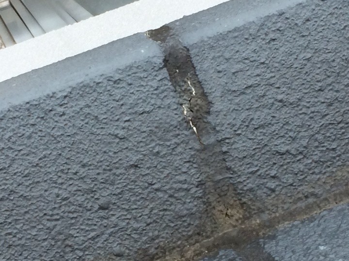 ＡＬＣの継ぎ目のシール材には変色が見られ塗膜が破れている