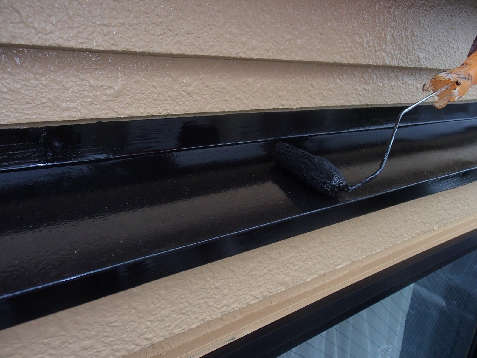 窓のサッシを塗装