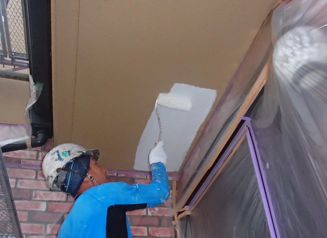 外壁塗装工事（軒天の下塗り）