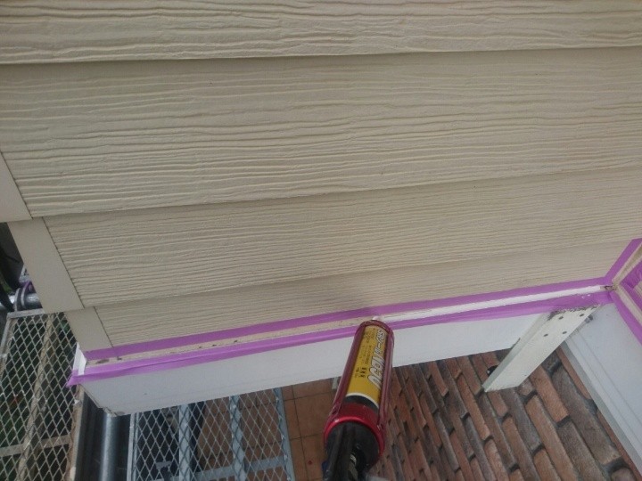 幕板周辺のコーキング充填作業