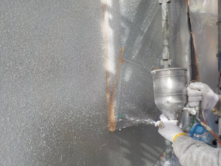 玉吹き専用の塗料を使って外壁に吹き付け