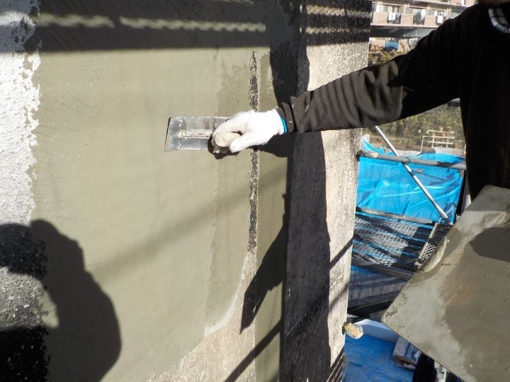 金鏝（かなごて）で表面を整えて仕上げる施工風景