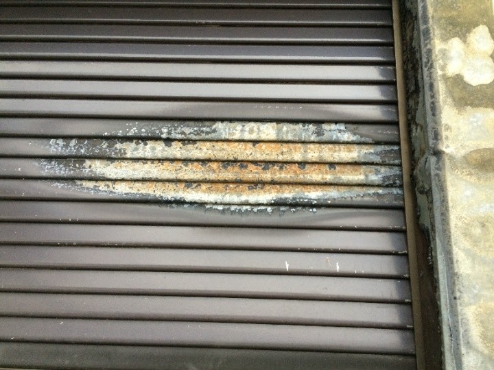 シャッターが焦げている状況