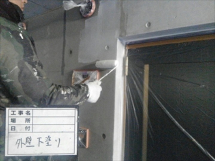 外壁の塗装工事（下塗り）