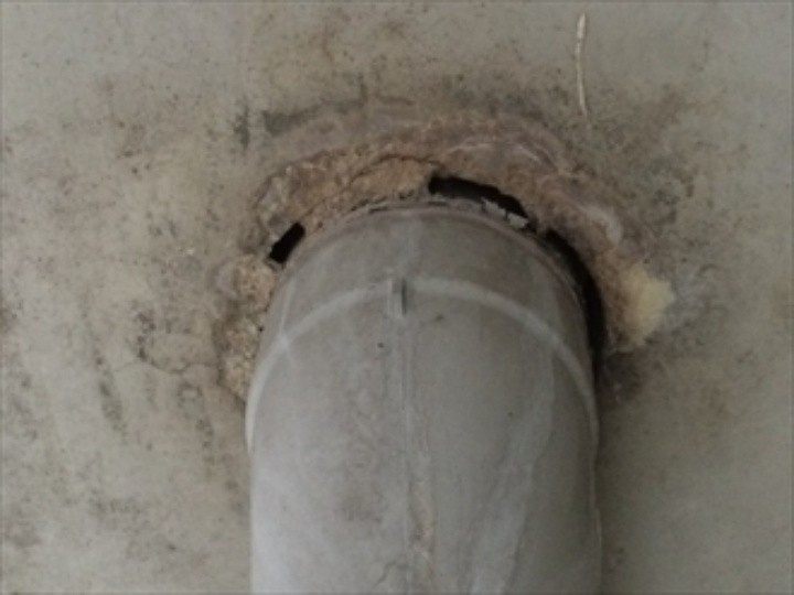 配管まわりには隙間が生じてた状態