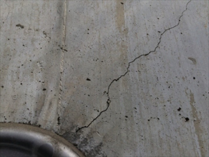 コンクリート壁には複数の亀裂