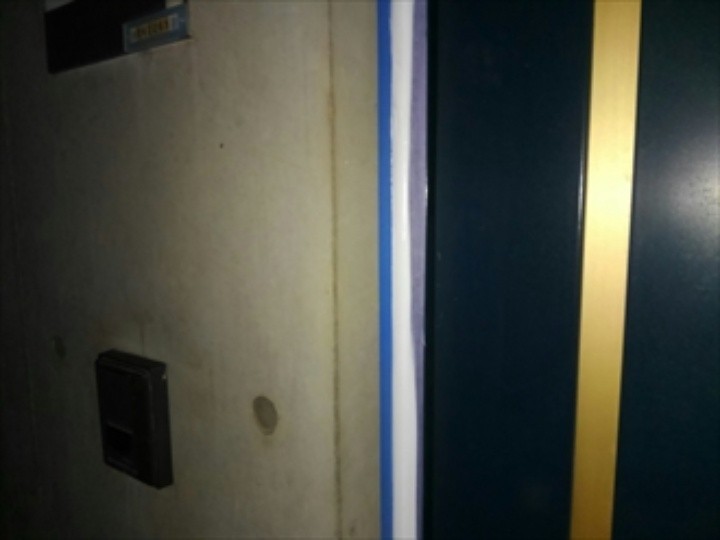 ドア周りのシーリング作業