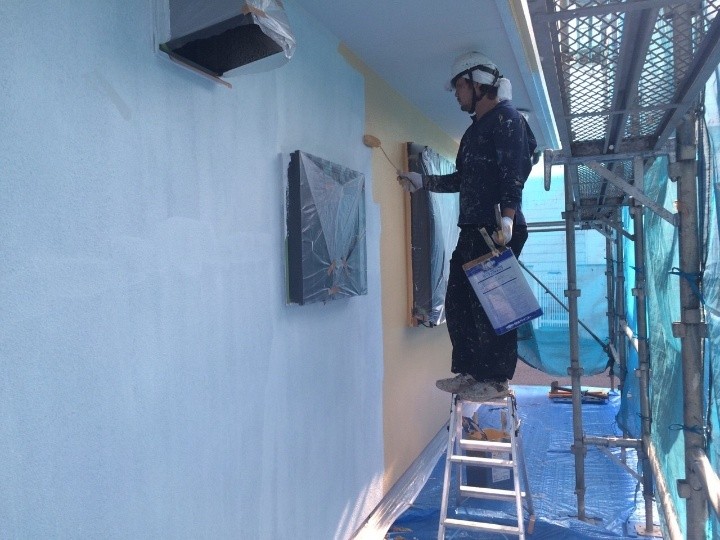 外壁の塗装作業（下塗り）