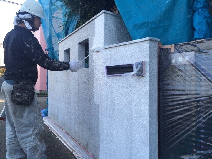 擁壁の塗装作業（下塗り）