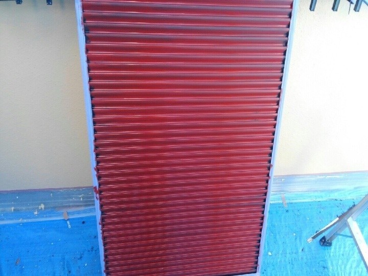 雨戸の塗装作業（錆止め塗布）