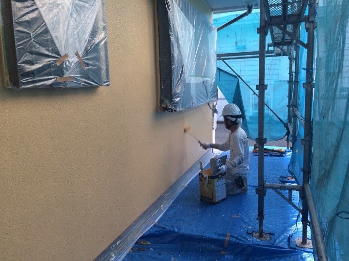 外壁の塗装作業（中塗り）