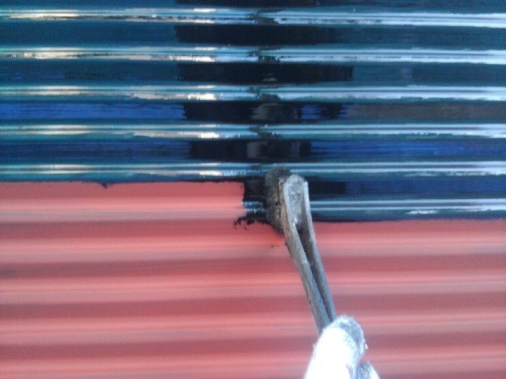 雨戸の塗装作業（上塗り）