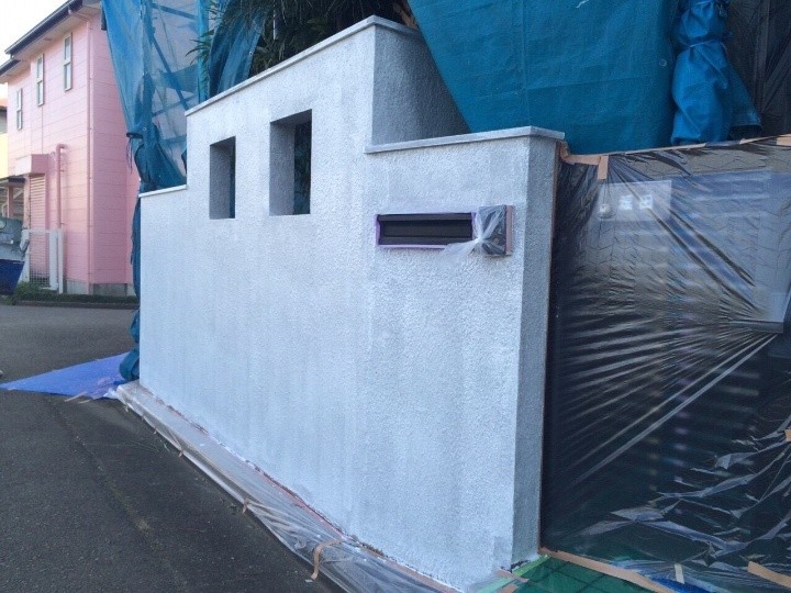 擁壁の塗装作業（下塗り後）