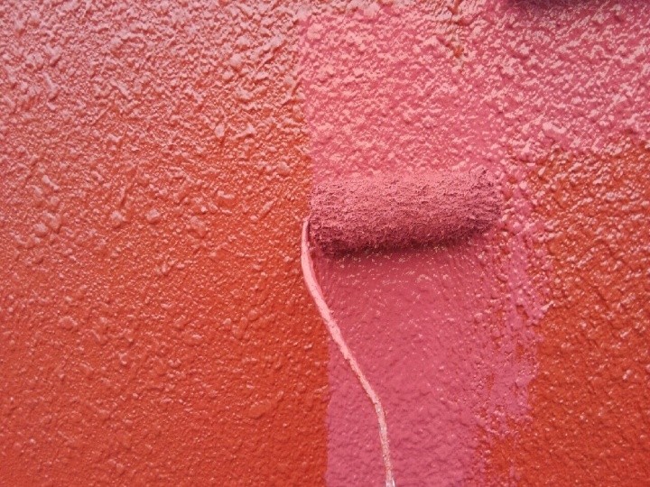 擁壁の塗装作業（上塗り）