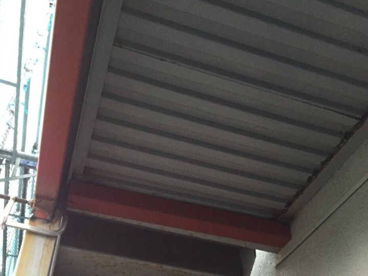 補強用の鉄骨は既存の鉄骨をL型鉄骨で挟み込む形で固定