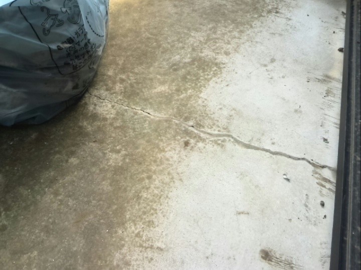 鉄骨階段のコンクリート床には亀裂